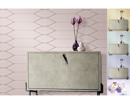 Wohnraum mit gemusterter Tapete, Sideboard und Dekoration