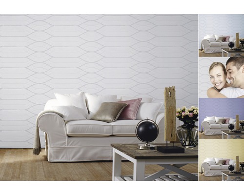 Wohnzimmer mit weißer Tapete und geschwungenem Muster hinter einem Sofa