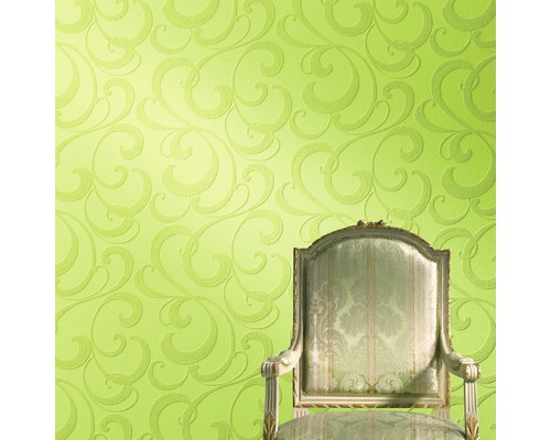 Szene mit einer Wandtapete mit floralem Muster und einem Stuhl im Vintage-Stil