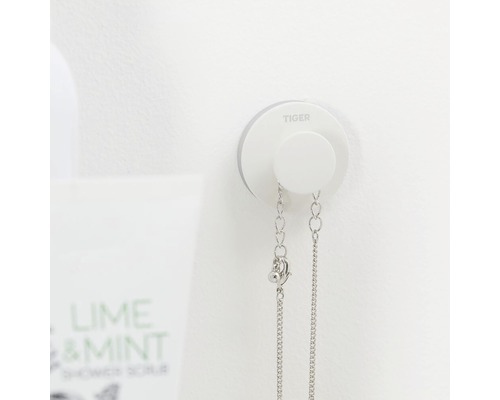 Tiger Logo auf einem runden, weißen Wandhaken mit einer silberfarbenen Halskette