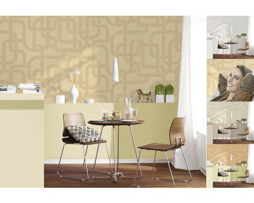 Wohnraum mit gemusterter Tapete, Tisch und Stühlen