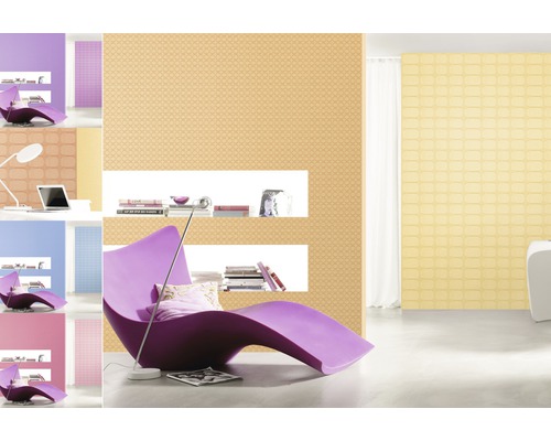 Wohnraum mit gemusterten Tapeten, Regalen und einem Sessel