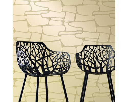 Zwei schwarze Stühle vor einer beigen Wandtapete mit Steinmuster.