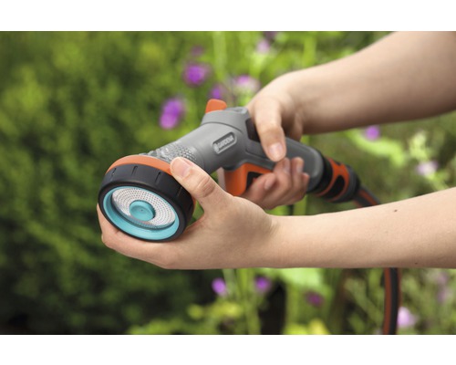 Person hält eine Gardena Mehrstrahlbrause zum Bewässern in der Hand.