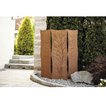 Dekorative Gartenszene mit rostfarbenen Sichtschutzelementen und Baummuster