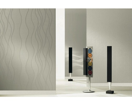 Wohnraumgestaltung mit gemusterter Tapete und Soundsystem