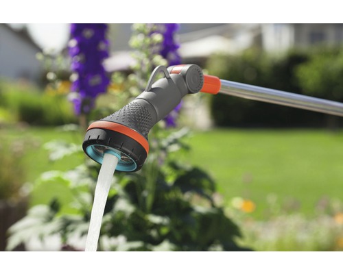 Gartenschlauch Sprühkopf mit Wasserstrahl im Garten