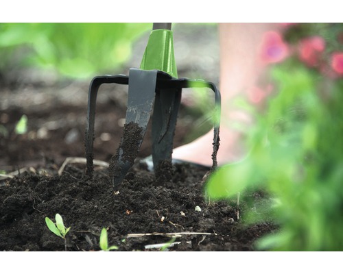 Gartengabel im Gartenboden für die Bodenbearbeitung.