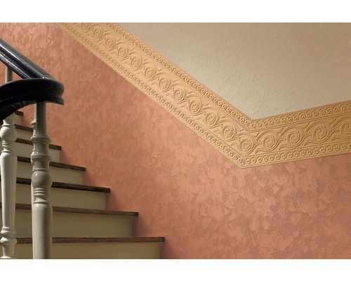 Treppe mit dekorativer Bordüre an der Wand