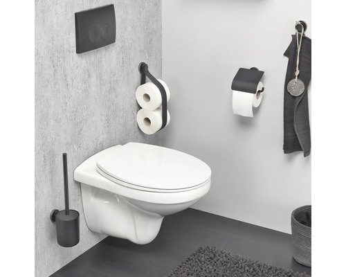 Badezimmer mit wandhängendem WC, Toilettenpapierhalter und WC-Bürste