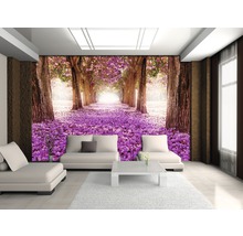 Helles Wohnzimmer mit Fototapete, die einen Weg durch einen blühenden Wald zeigt