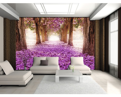 Helles Wohnzimmer mit Fototapete, die einen Weg durch einen blühenden Wald zeigt