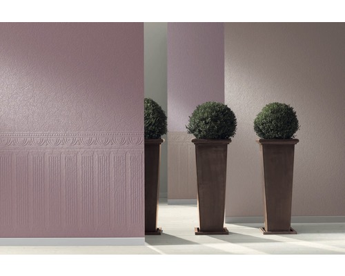 Szene mit gemusterter Tapete und Pflanzen in Pflanzgefäßen