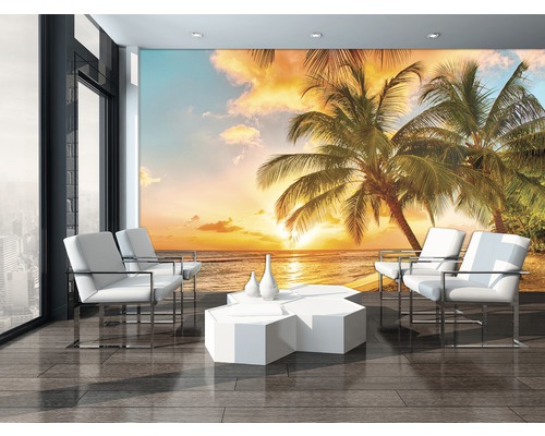 Wohnraum mit Fototapete, die einen tropischen Strand bei Sonnenuntergang darstellt