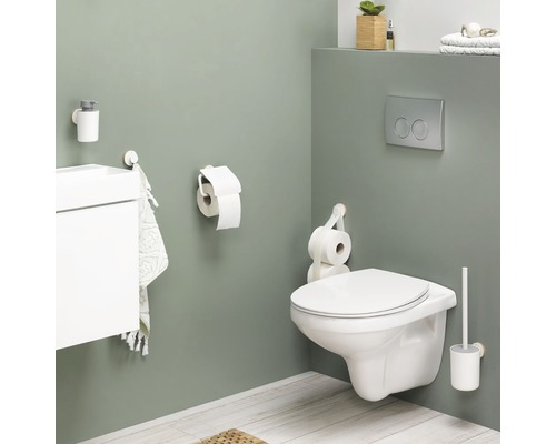 Modernes Badezimmer mit Toilette, Waschbecken und Zubehör