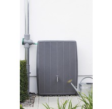Regenwassertank mit Wasserhahn und Gießkanne
