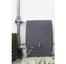 Regenwassertank mit Wasserhahn, verbunden mit einem Fallrohr und einer Gießkanne