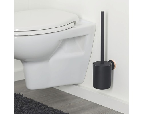 Wandhängendes WC mit WC-Bürste und Halterung