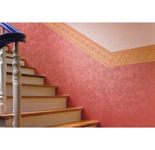 Treppe mit verzierter Bordüre und Wandgestaltung