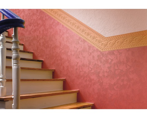 Treppe mit verzierter Bordüre und Wandgestaltung