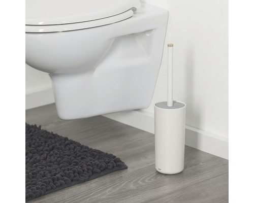 Wand-WC mit Toilettenbürste und Badteppich