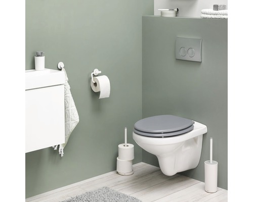 Modernes Badezimmer mit wandhängendem WC, Waschtisch und Toilettenpapierhalter