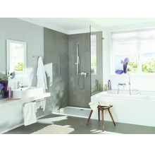 Helles Badezimmer mit Dusche, Badewanne, Waschbecken und Spiegel.