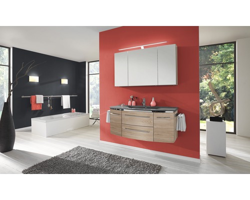 Helles Badezimmer mit Waschtisch, Spiegelschrank und Badewanne