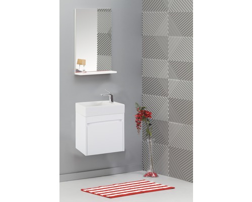 Modernes Badezimmer mit Waschtisch, Spiegel und gemusterter Wand