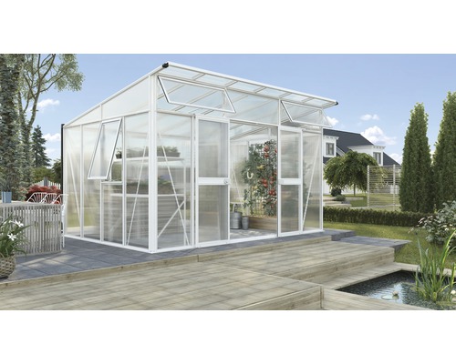 Gewächshaus Vitavia Aphrodite 11500 Hohlkammerplatten 10 mm 275x396 cm weiß Gewächshaus mit geöffneten Fenstern auf Terrasse in Gartenlandschaft