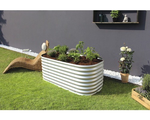 Hochbeet aus Metall mit Bepflanzung im Garten