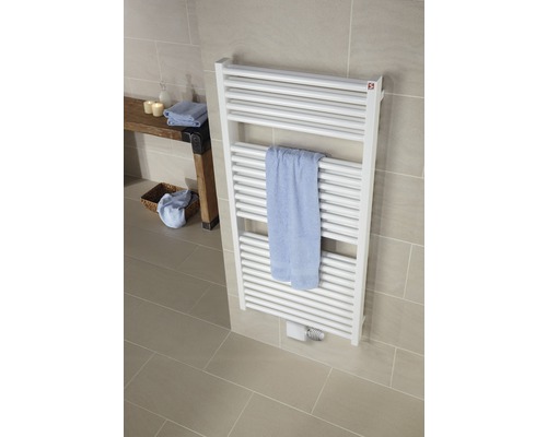 Designheizkörper Schulte München Powerback 1770x600 mm alpinweiß Badzimmer mit weißem Handtuchwärmer und Handtuch
