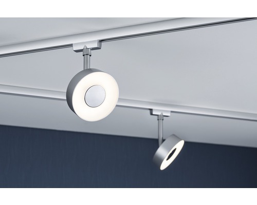 Zwei runde LED-Strahler an einer Schiene unter der Decke.