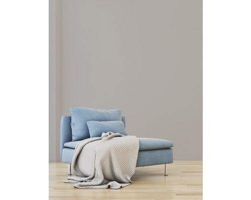 Heller Raum mit hellblauem Sofa, Kissen und Strickdecke