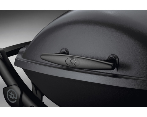 Detailaufnahme eines schwarzen Kugelgrills mit Griff