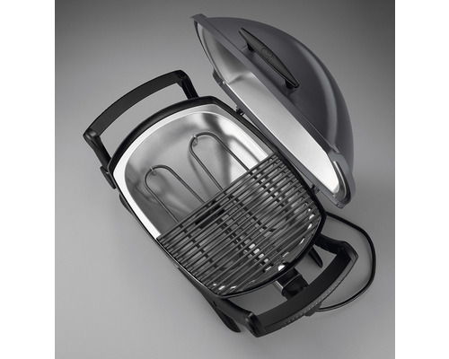 Elektrischer Grill mit offenem Deckel und Grillrost