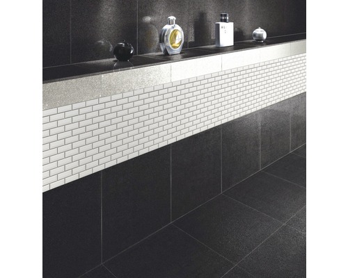 Badezimmer mit schwarzen Fliesen und weißen Mosaikfliesen