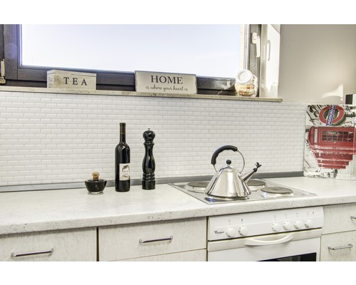 Küchenszene mit Fliesenwand, Herd und Dekoration