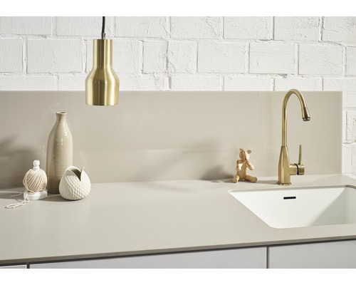 Moderne Küchenspüle mit Armatur, Dekoration und Lampe vor einer weißen Ziegelwand