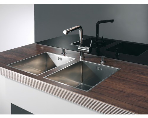 Küchenspüle mit zwei Becken, Armatur und Spülmittelspender auf einer Arbeitsplatte in Holzoptik
