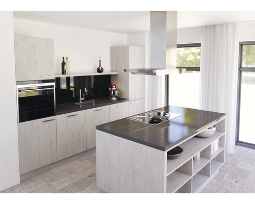 Moderne Küche mit Kücheninsel, Dunstabzugshaube und Einbaubackofen.