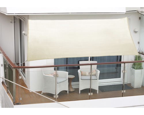 Balkonsonnensegel 140x270 cm wasser- und windabweisenden PES 200 g/cm², elfenbein Balkon mit Sonnensegel, zwei Korbsesseln und Glasgeländer