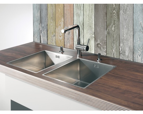 Spüle mit zwei Becken, Armatur und hölzerner Arbeitsplatte in einer modernen Küche