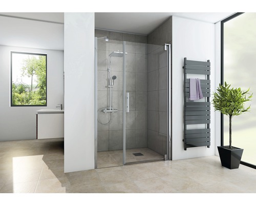 Badezimmer mit Dusche, Handtuchwärmer und Fenster für eine helle Atmosphäre.