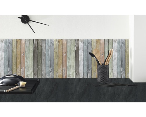 Küchenrückwand mit Holzoptik und Küchenutensilien auf einer Arbeitsfläche