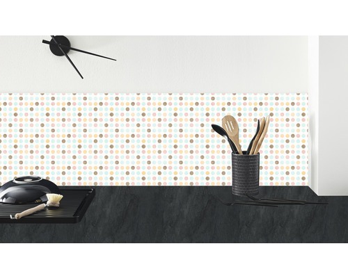 Küchenszene mit Spüle, Geschirrständer und Küchenutensilien vor einer Wand mit Punktmuster