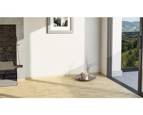 Innenraum mit Holzbodenfliesen, gemauerter Feuerstelle und Terrassentür