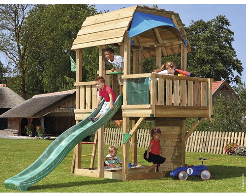 Spielturm Jungle Gym Barn Holz mit Kletterwand, Balkon, Sandkasten und Rutsche in der Farbe grün, 439x208x322 cm