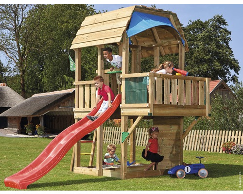 Spielturm Jungle Gym Barn Holz mit Kletterwand, Balkon, Sandkasten und Rutsche in der Farbe rot, 439x208x322 cm