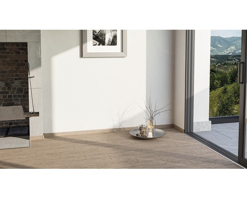 Heller Raum mit Fliesenboden, Grillkamin und Terrassentür